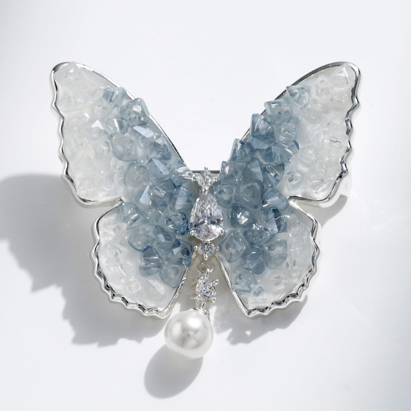 

Sweet and Fairy-like Zircon Blue-white Gradient Crystal Insect Butterfly Brooch, Exquisite and Niche