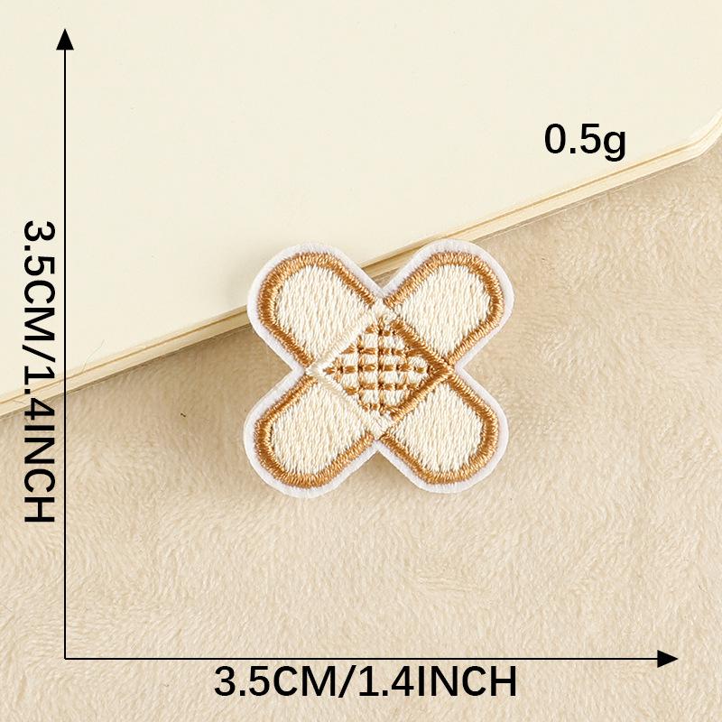 Kreslená oční náplast a vyšívaný odznak na oblečení