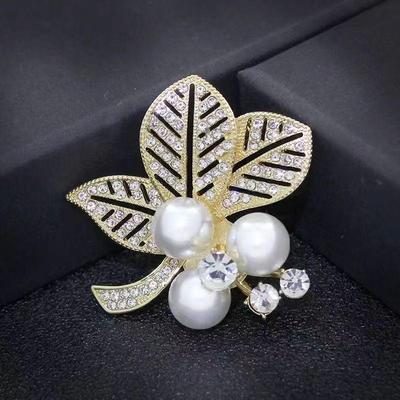 Hollow Leaf Pearl Brooch: Elegant Women's Versatile Coat Accessory