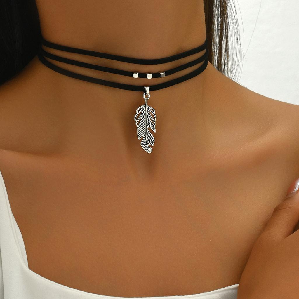 European and American retro gothic leaf pendant multi-layer necklace simple and fashionable personalized sticker neck collarbone autumn and winter