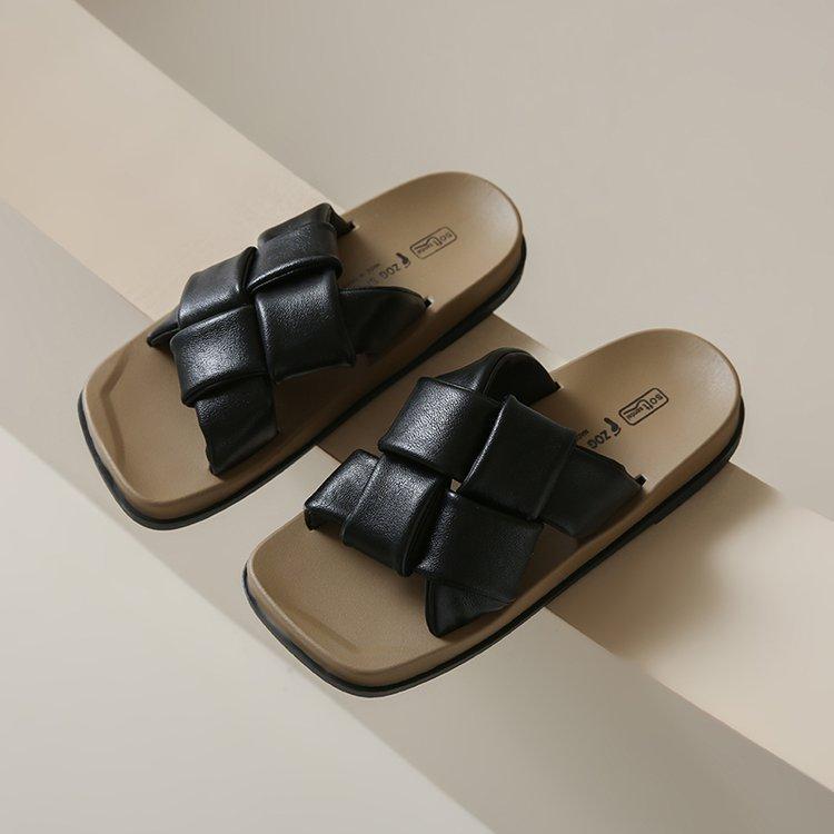 

Thick-soled cool slippers women s summer wear fashion 2025 new niche retro beach sandals casual one-word slippers 40