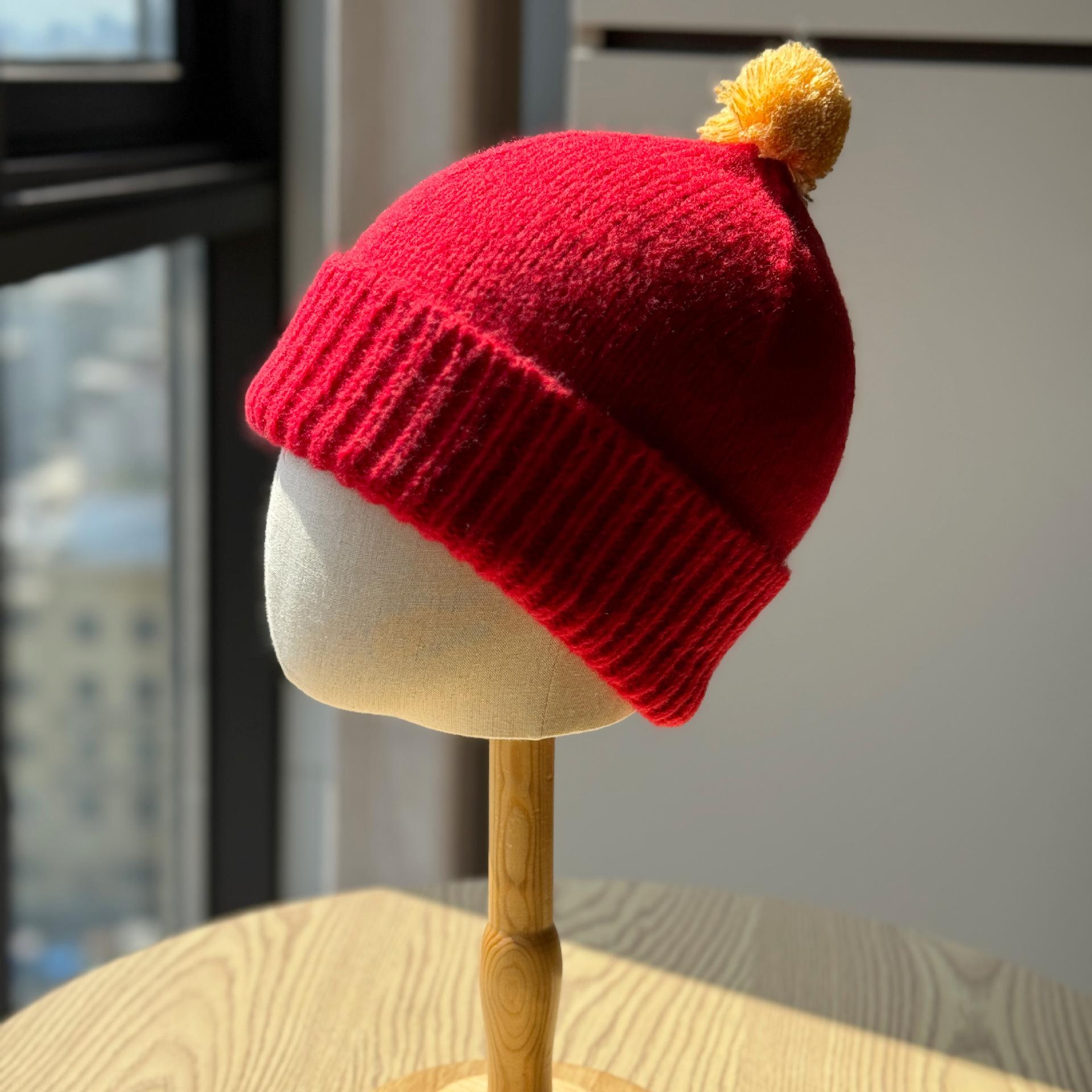 

Small pom-pom contrasting color bright red knitted hat for women, cute and playful, couple s warm ear-protecting cold weather hat for men Adult54-60Average Size червоний