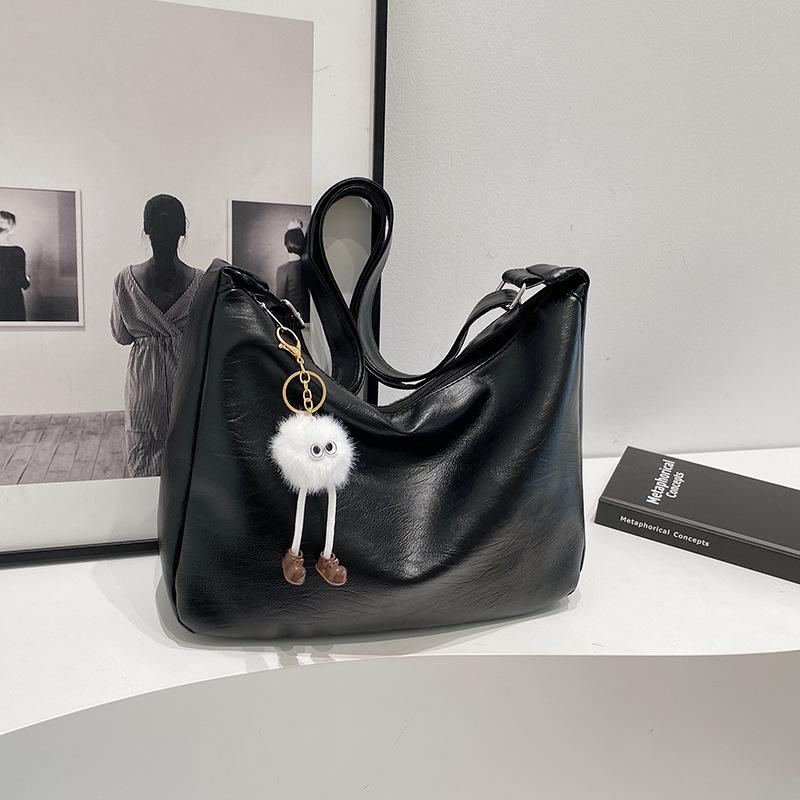 

2024 новые городские простые и популярные женские сумки, осенние женские сумки в иностранном стиле большой вместимости, сумки-мессенджеры, модные сумки через плечо Without pendant чёрный