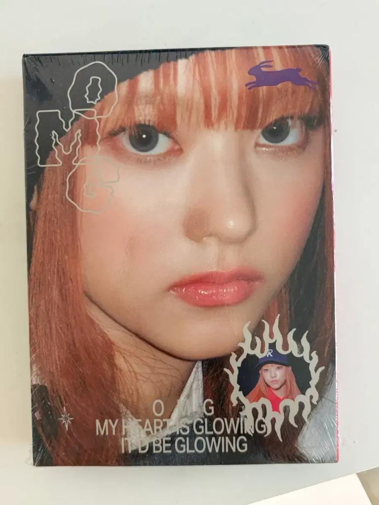 NUOVI JEANS Harin album OMG, non aperto.