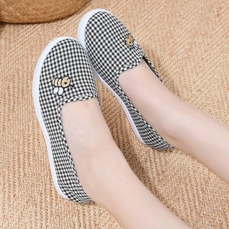 ****** and Autumn new old ******* cloth shoes women's non-slip flat heel s**t sole comfortable mother shoes in the elderly single shoes grandma shoes