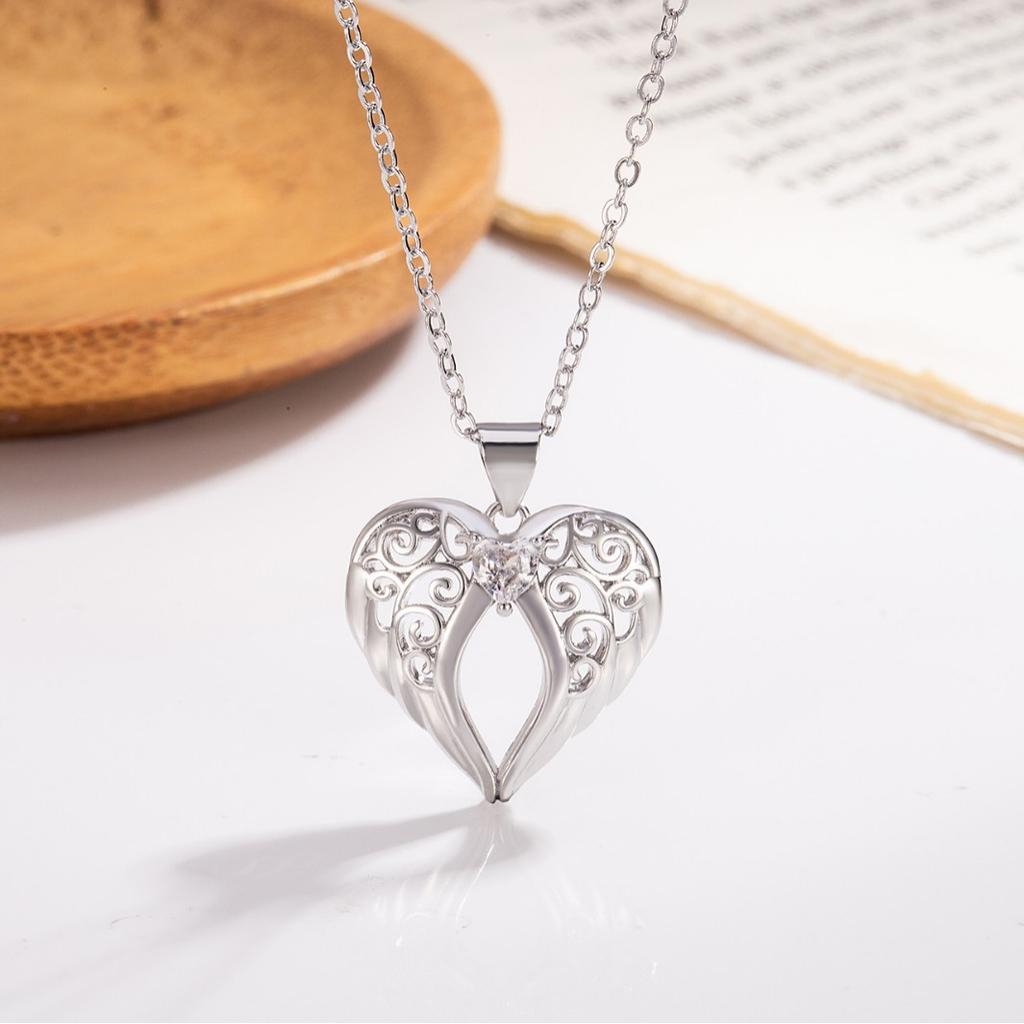 Stylish and Exquisite, Full of Diamond Angel Wings To Protect The Casual Versatile and Exquisite Necklace