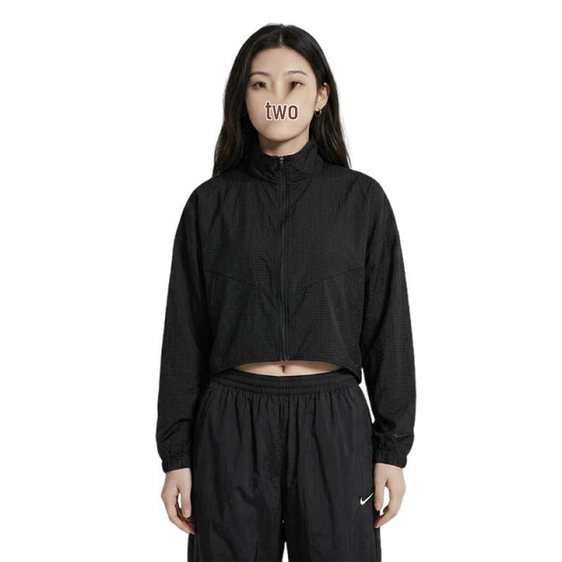 Nike Women s Lightweight Breathable Stand-Collar Woven Windbreaker Jacket L