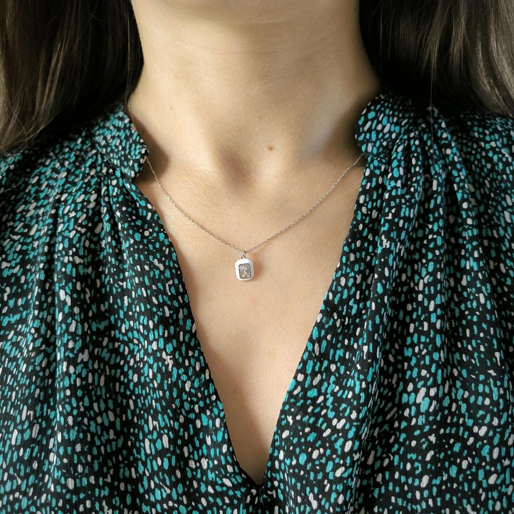 Серебряное колье с фианитами, емаллю, вес изделия 2,16 гр (2185635)