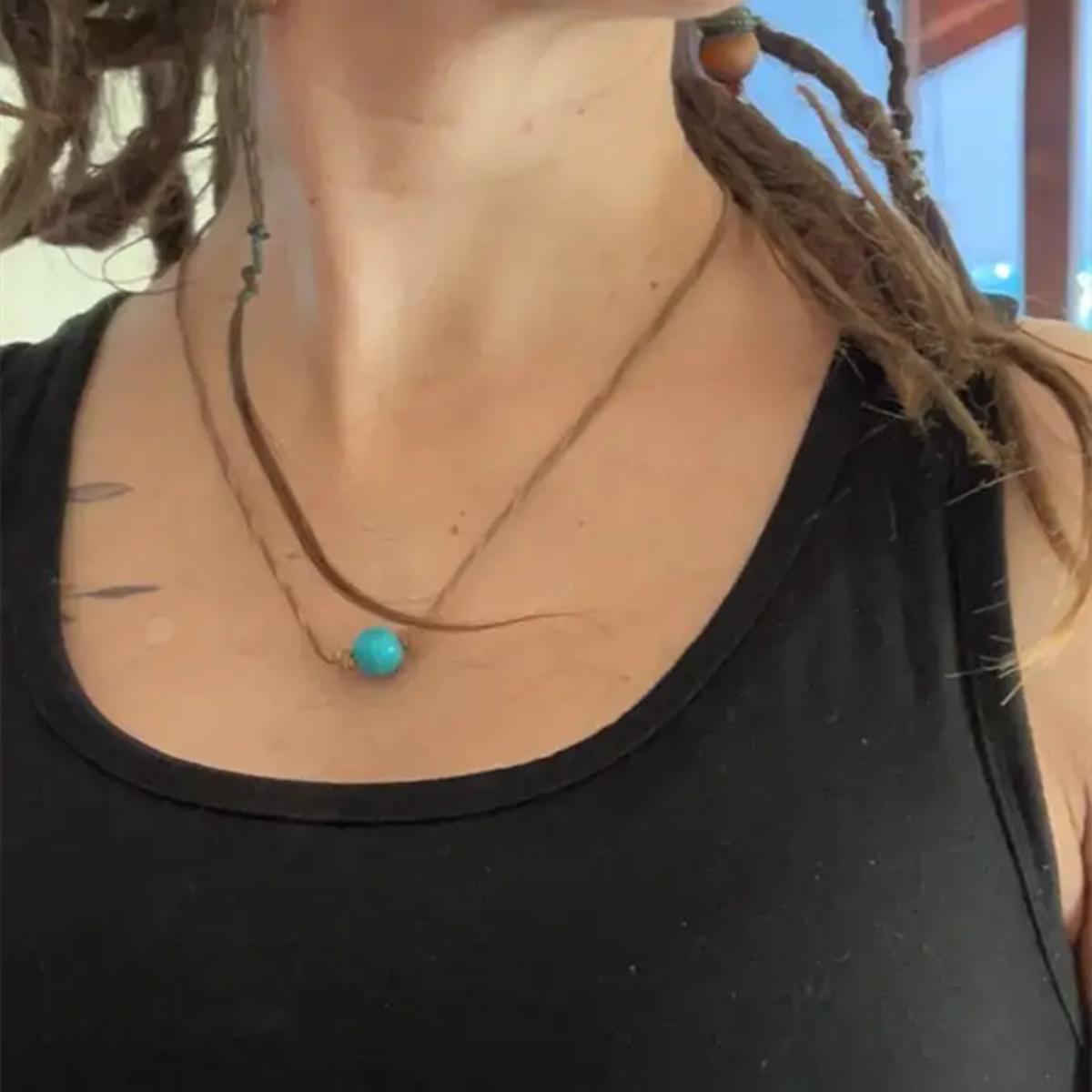 Ожерелье из бисера с камнем бирюзового цвета. Одна круглая бусина ручной работы на мягком — фото 2