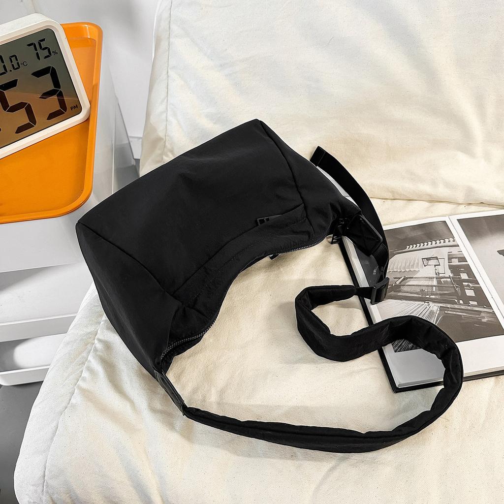 Solid Color Dumpling Bag Women'S Sports And Leisure Messenger Bag Anti-Splashing Slack Shoulder Bag Lazy Wind Messenger Bag Men
