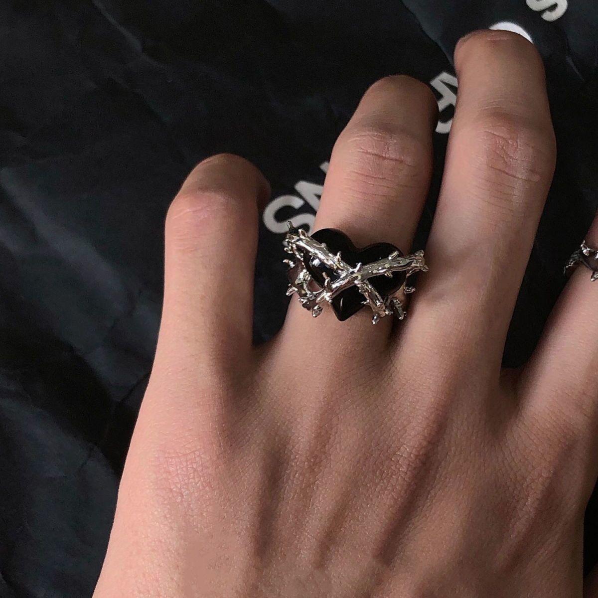 

Кольцо Niche Design Sense Of Love Thorns Peach Heart Dark Wind Кольцо Niche Design Cold Trend Opening Adjustable