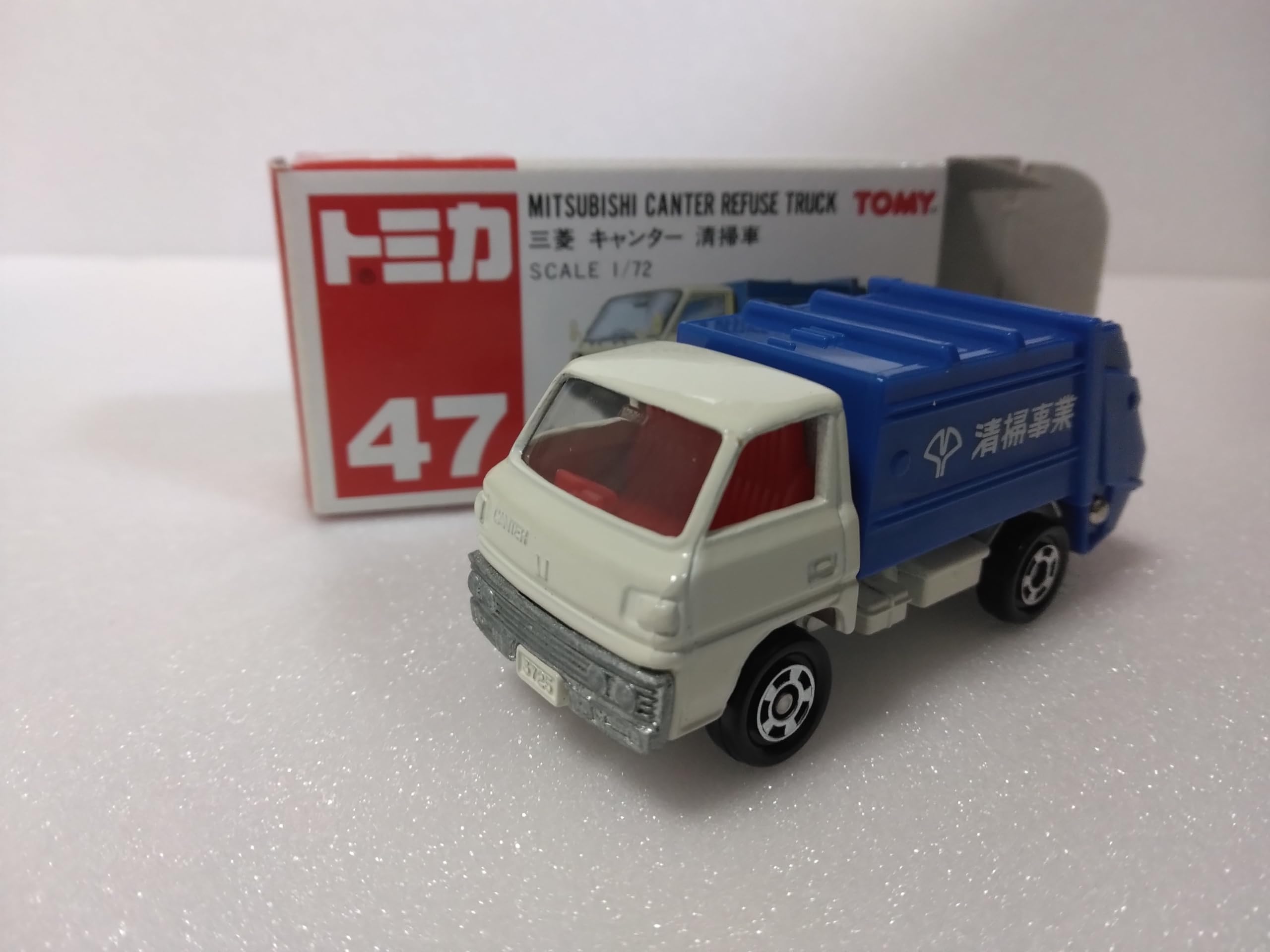 

Томика Нет. 47 Уборочная машина Mitsubishi Canter, масштаб 172, белый