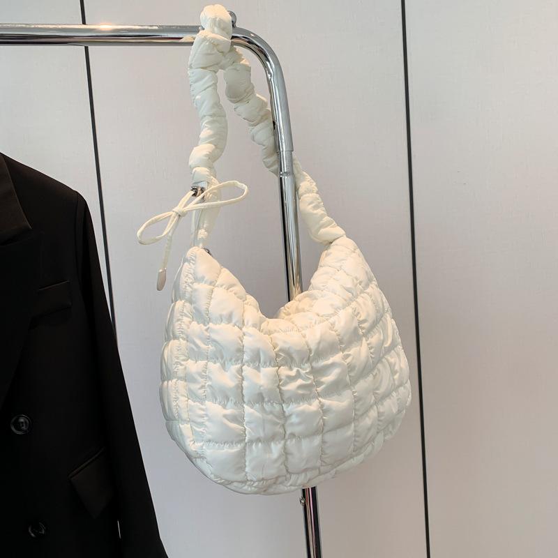 2025 neue koreanische gefaltete Wolken-Tasche Damen-Umhänge-Messenger-Tasche Mode Daunenbaumwollkleidung Achselhöhlen-Knödel-Tasche