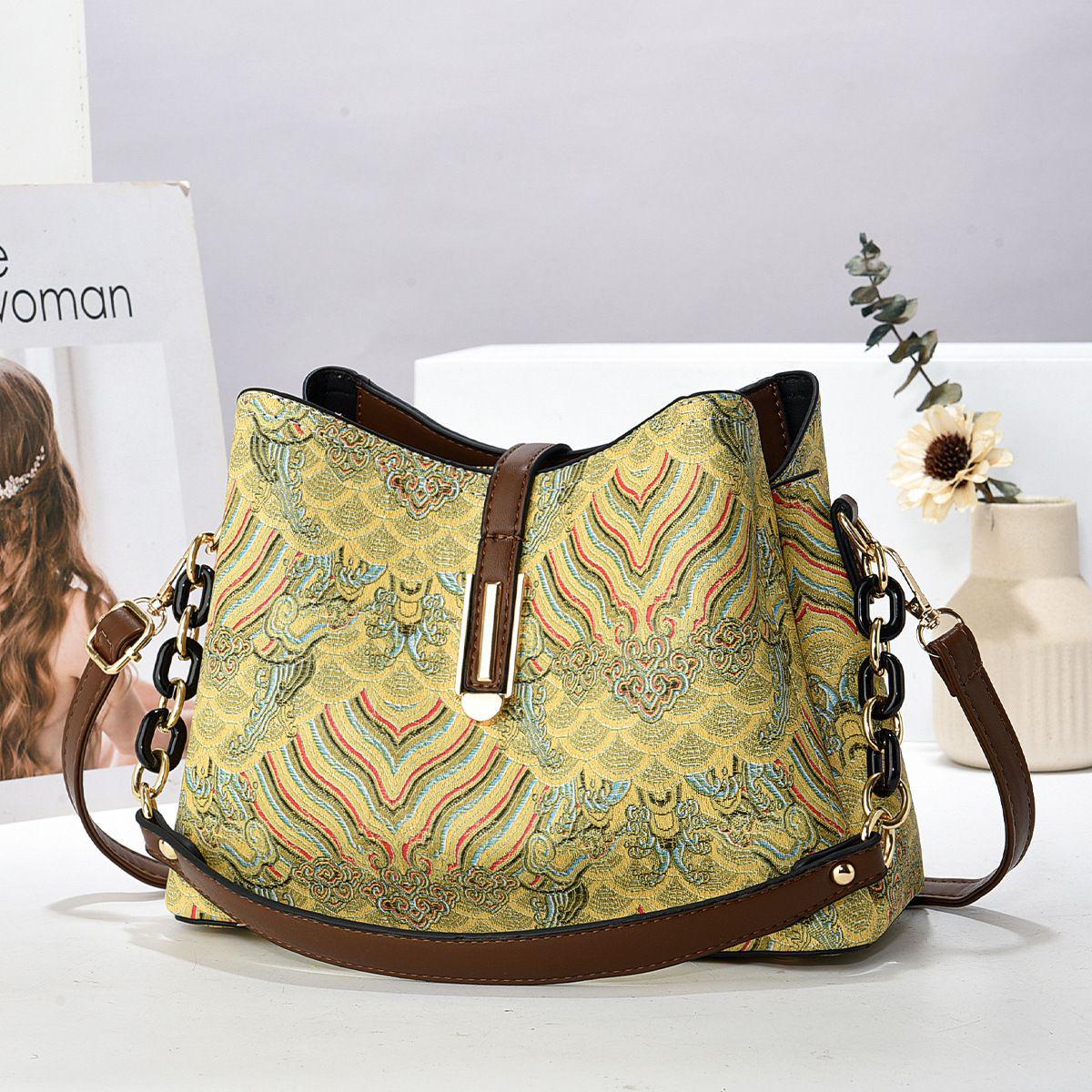 2025 Высококачественная женская сумка кроссбоди в китайском стиле - Элегантный дизайн для мамы зелёный 3360₽