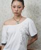 Lujeoseukeulleob [Jamaehwa] Clef Star Hotfix Off-Shoulder Short Sleeve Tee White