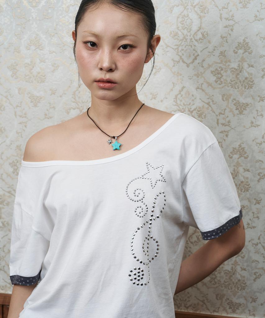 Lujeoseukeulleob [Jamaehwa] Clef Star Hotfix Off-Shoulder Short Sleeve Tee White