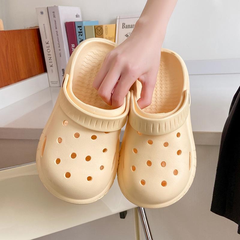 

Простые толстоподошвенные туфли с отверстиями женские летние мягкоподошвенные нескользящие новые пляжные сумка-голова полупрохладные тапочки женские 40/41 бежевый