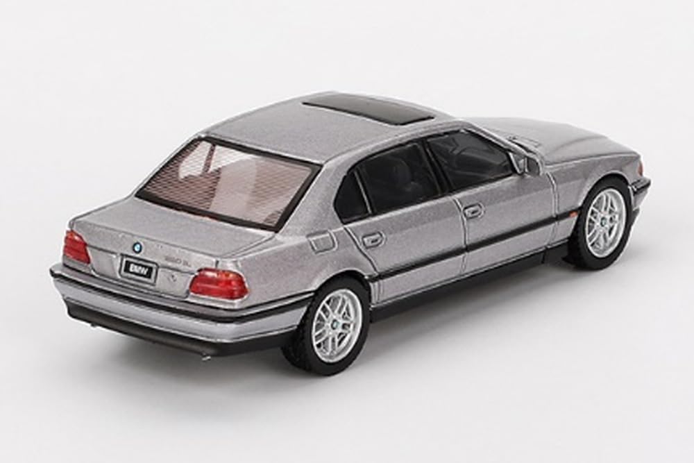 MINI GT BMW 750IL Aspen Silver Metallic Hotový model 1/64 (Levostranné řízení)
