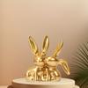 1 Stück Goldener Kuss Paar Hase Figur Einzigartige Ästhetische Harz Statue Vielseitige Innen Außen Dekoration für Zuhause Büro Regal