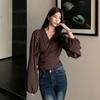Elegante Damenbluse in Braun mit V-Ausschnitt, Bindegürtel und Puffärmeln