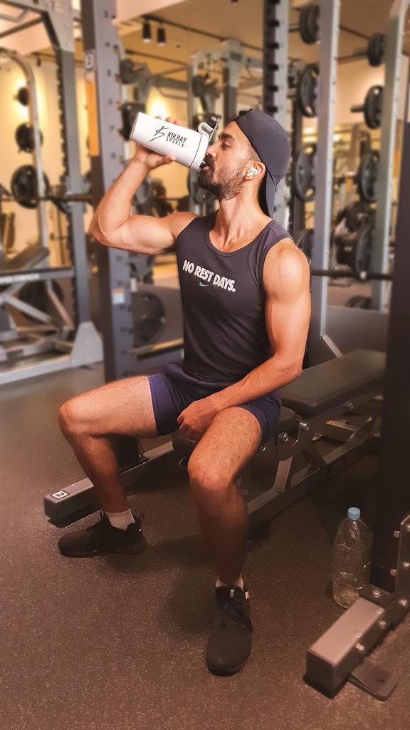 Kulbay Sports STAHL Isolierter 650ml Edelstahl Vakuum Protein Shaker Shaker Flasche 18oz Shaker Flasche mit Kugel (Ca.. 500ml)