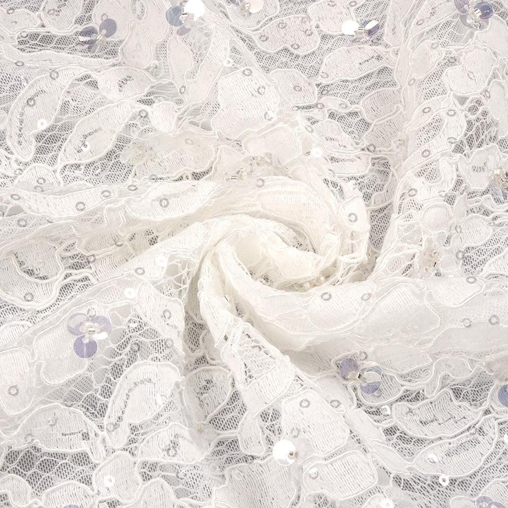 Elegante Vestido Blanco de Encaje con Cuello Alto, Mangas tipo Chal y Cintura Calada