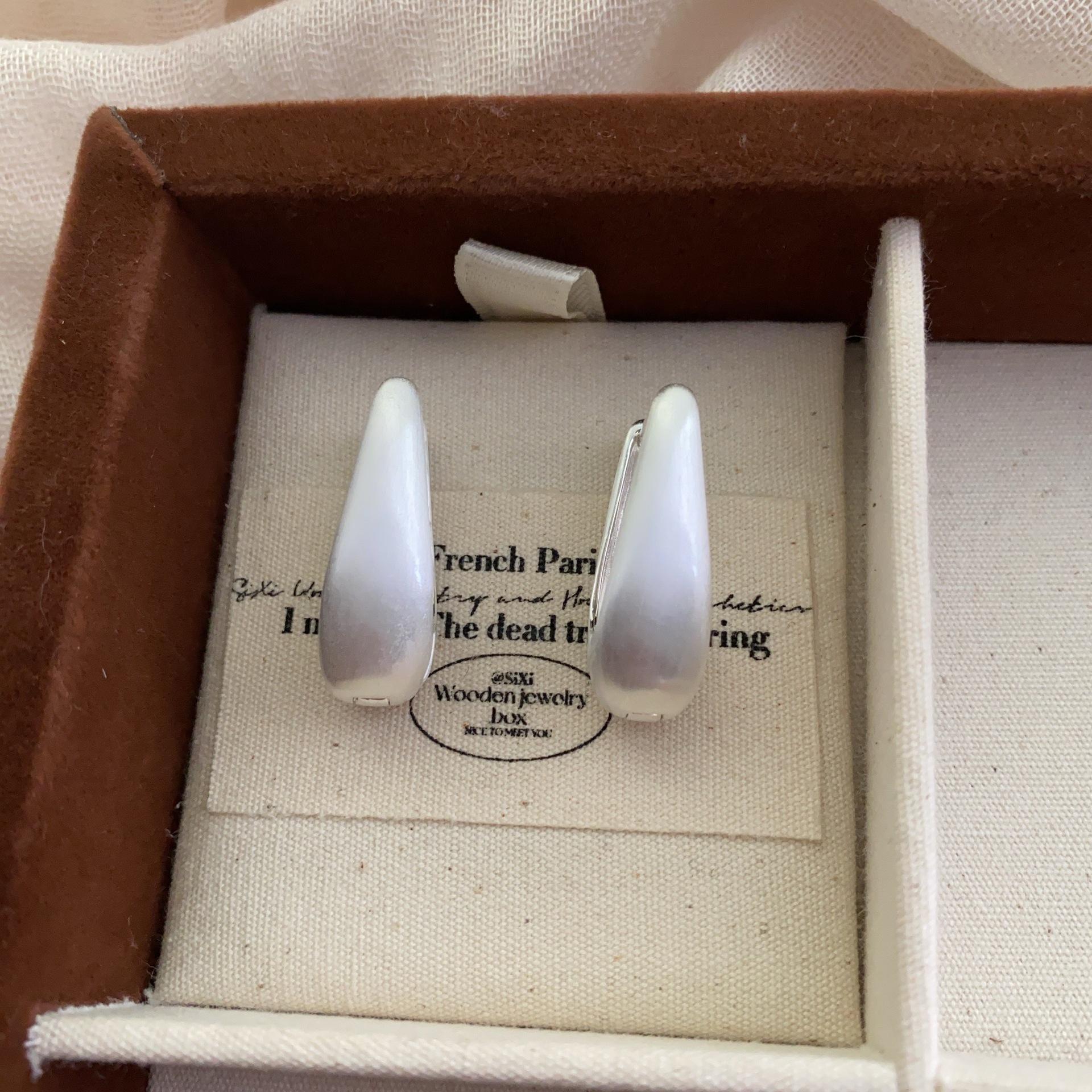 

Premium simple water drop metal stud earrings New model Fashion temperament Minimalist exquisite explosion Women s premium earrings