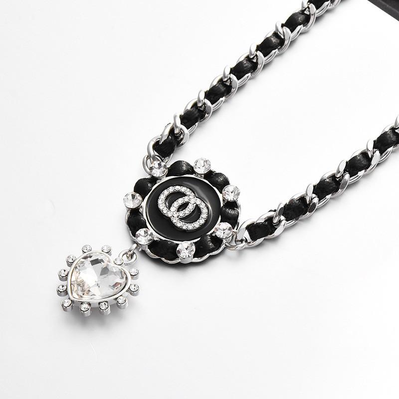 Стильный черный чокер из сплава с цветочным узором и подвеской-сердечком серебряный
