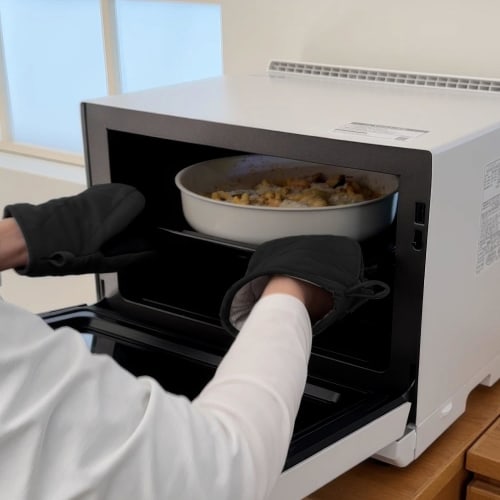 Kitchen gloves, pot holders, heat-resistant oven mitts, 2 heat-resistant mitts, 2 silicone trivets, 2 wall hooks