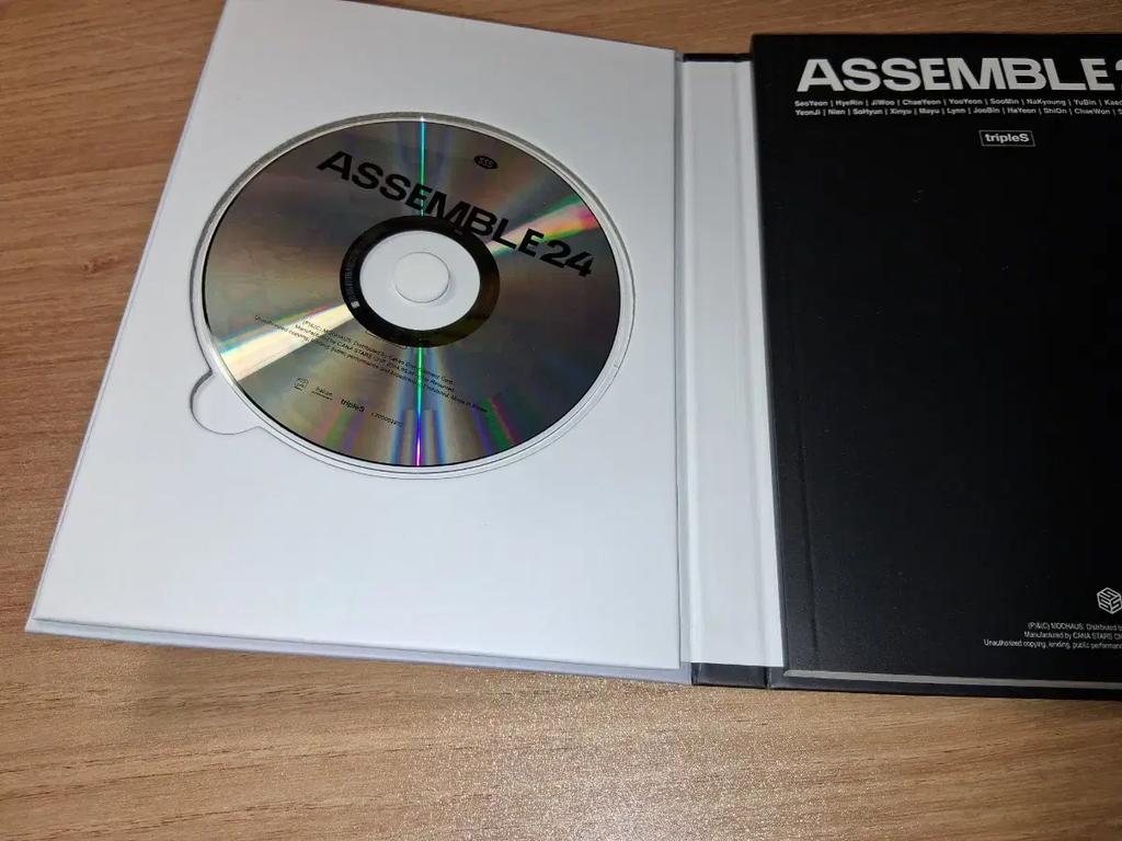 TRIPLES Assemble24 Album Autographié Vendu Secrètement Occasion