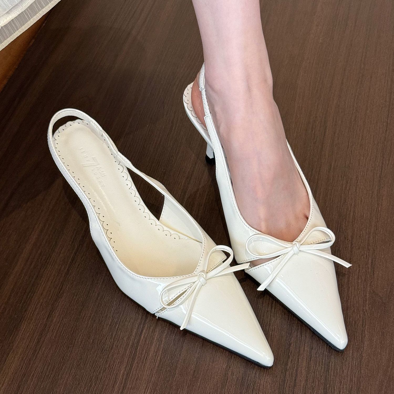 

Элегантное увеличение высоты и тонкость новые нюдовые туфли-лодочки с острым носком и бантом с открытой пяткой женские весенние босоножки 41 белый