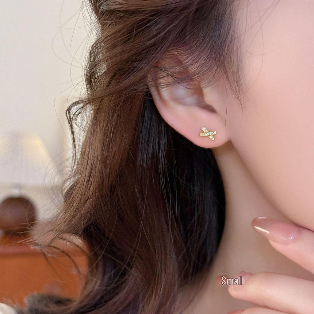 S925 Sterling Silver X-Shaped Cross Ear Studs for Women: Fashionable and Versatile Cartilage Earrings with a Unique Design.