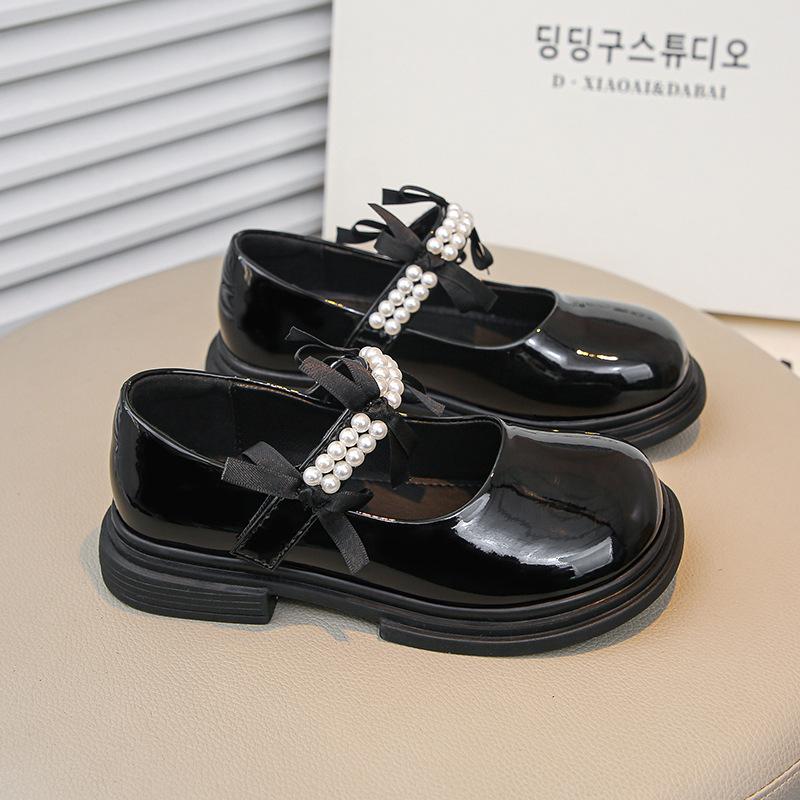 Dívčí malé kožené boty 2025 jaro a podzim nové dětské princeznovské boty perlová mašle jednobotky měkká podrážka britský styl spolužačka