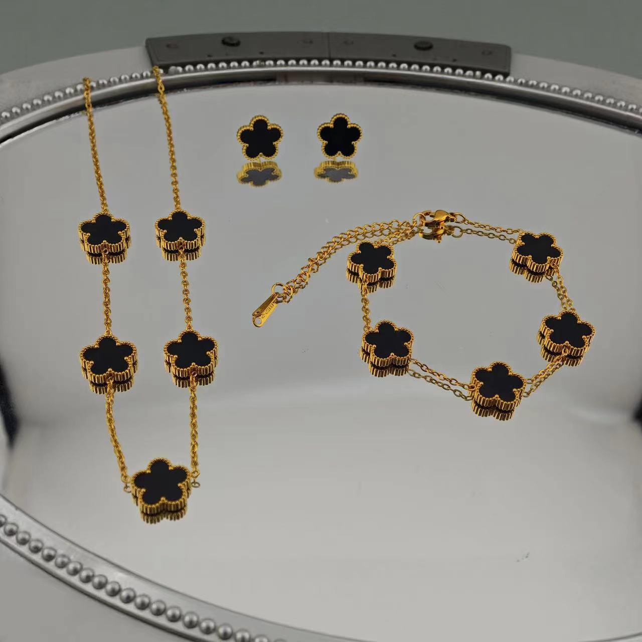 

Набір квіткових прикрас із нержавіючої сталі з позолотою: Кольє, Браслет та Сережки.