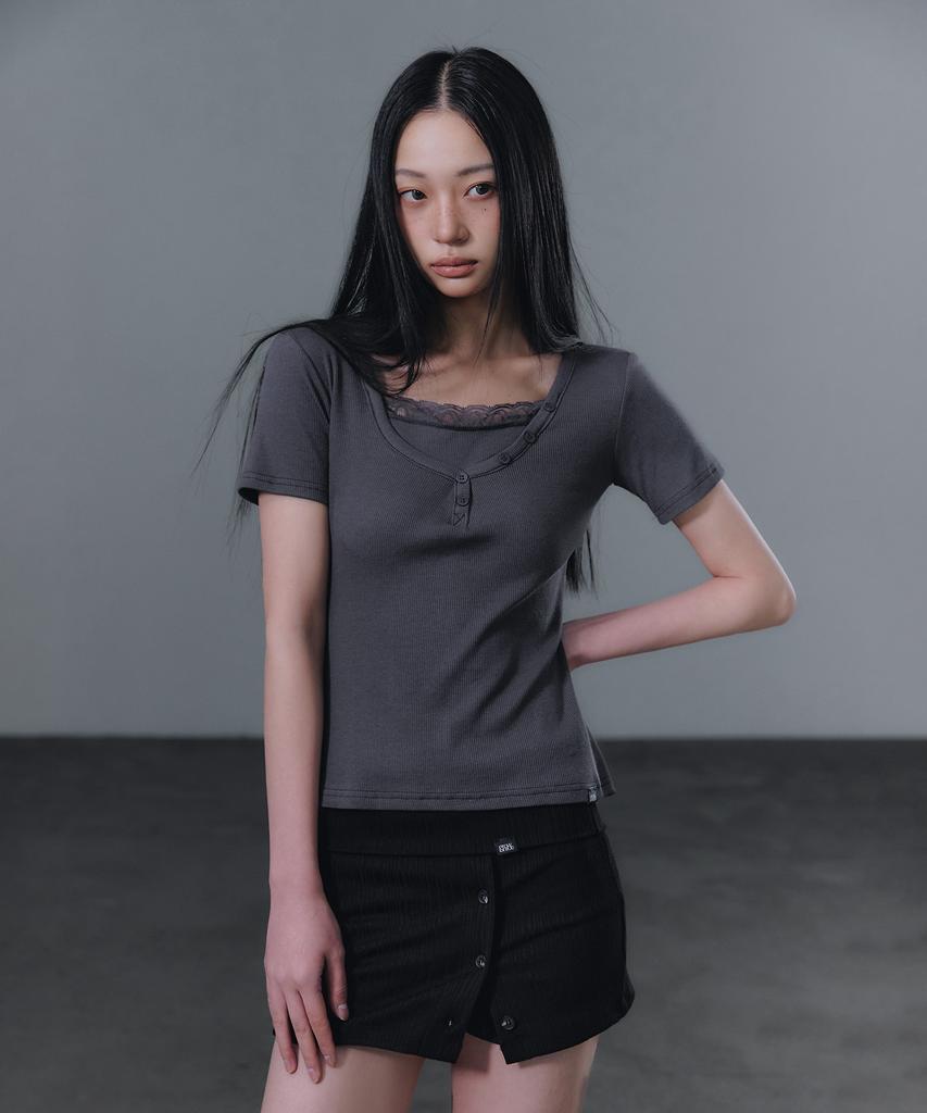 Geulouhaideu Dane Lace Button Short Sleeve T-Shirt_Charcoal