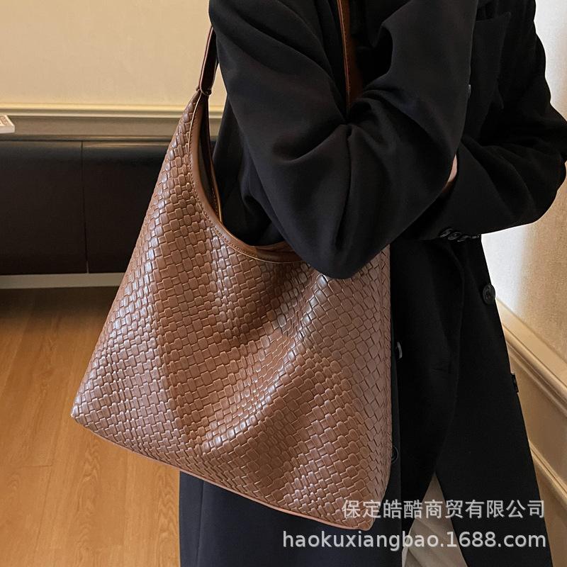 Retro bag women's large capacity 2025 new autumn and winter casual shoulder mother and child bag premium texture commuter tote bag