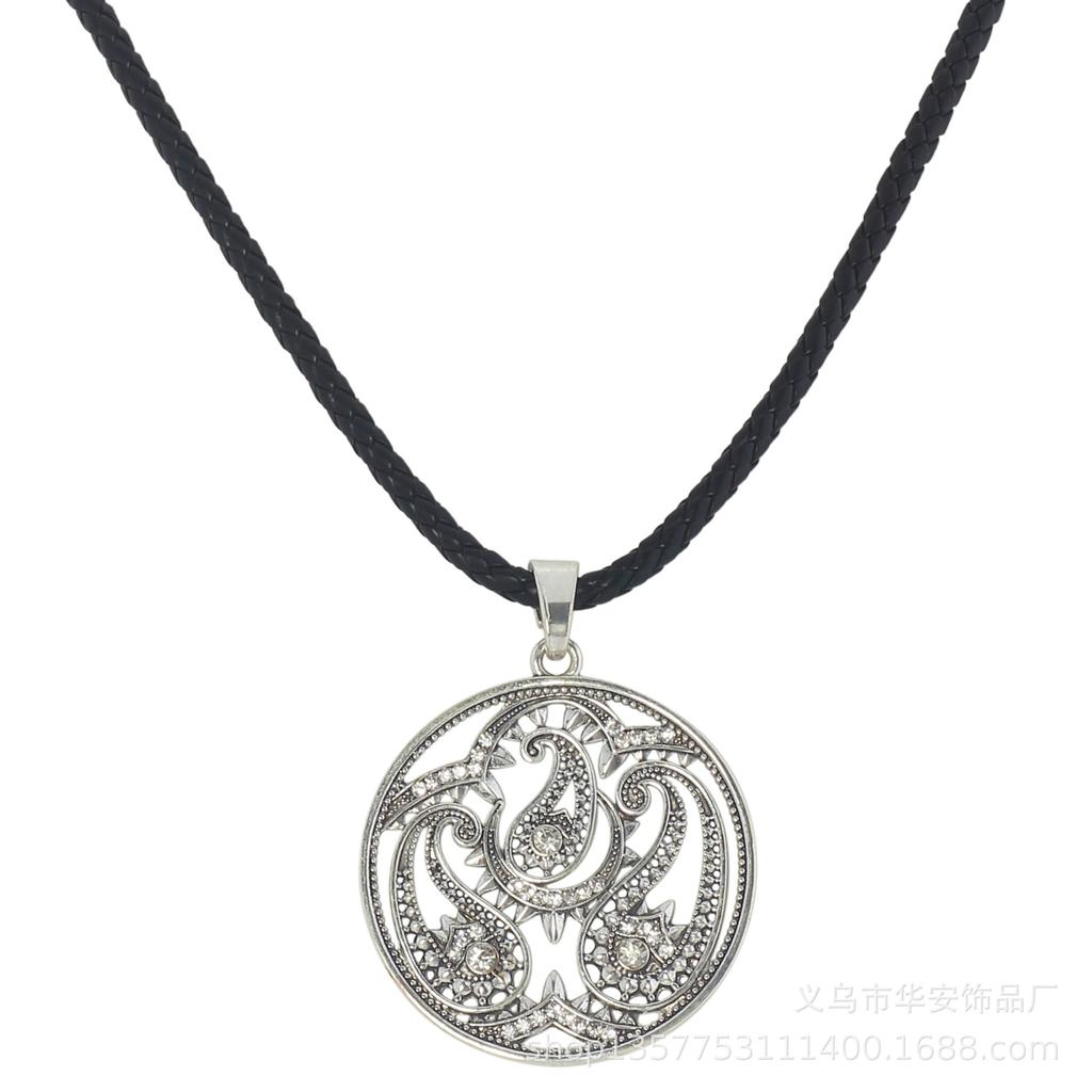 Modne naszyjniki dla kobiet biżuteria