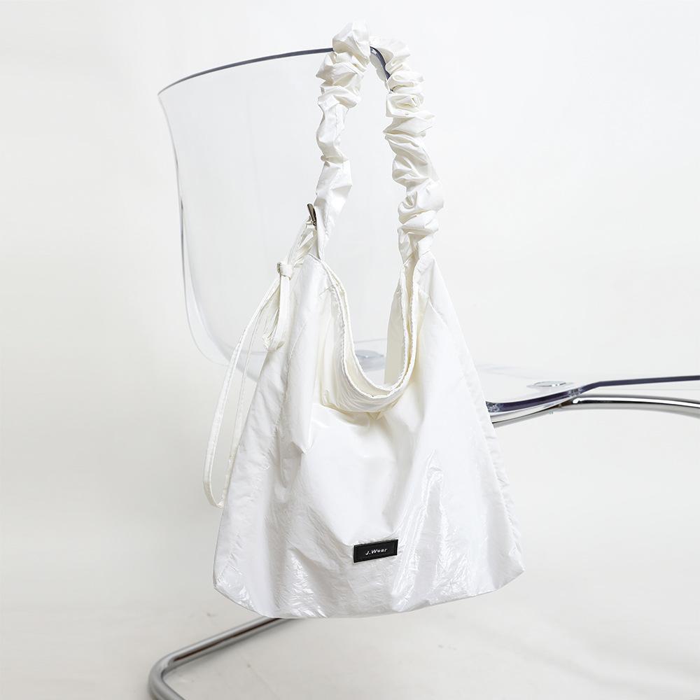 

Корейский нишевый дизайн мешок для мусора 2025 новая мятая облачная сумка под мышкой на плечо большая вместимость сумка-мессенджер белый