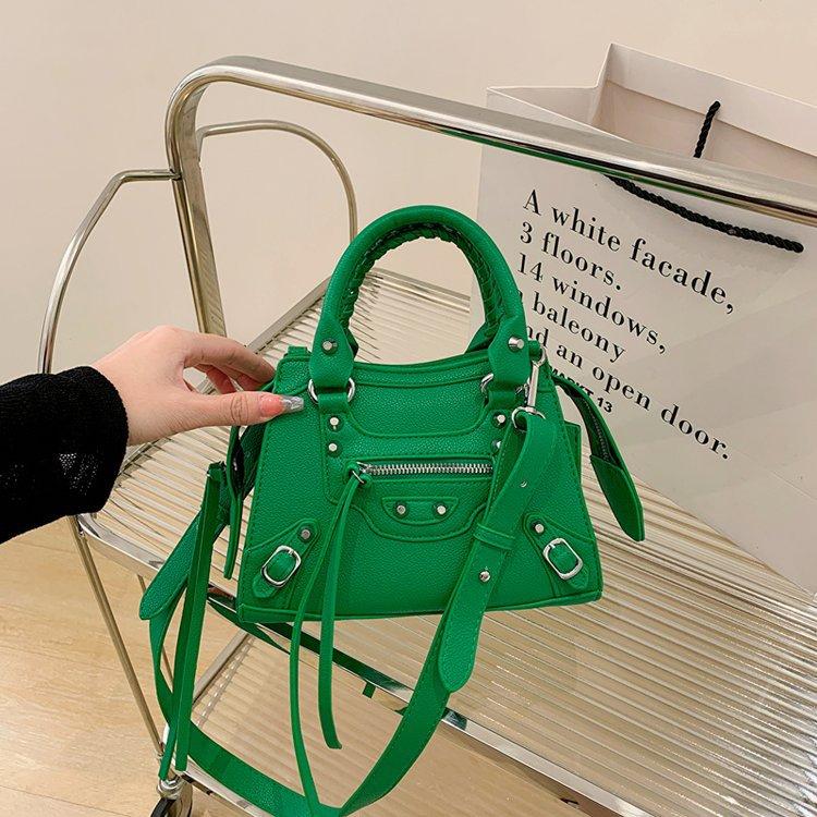 Niche Retro Rivet Locomotive Bag, Women's Bag, Sweet, Cool, Foreign, Versatile, Large-capacity Shoulder Messenger Bag, Women's Handbag.