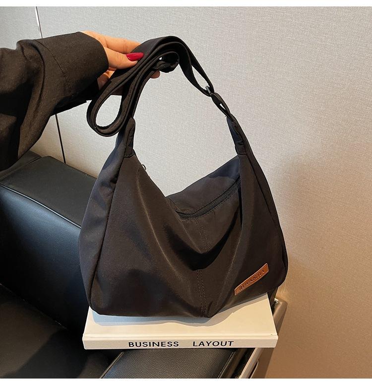 

Canvas bag new trendy fashion large capacity tote bag class commuting simple shoulder messenger bag чорний