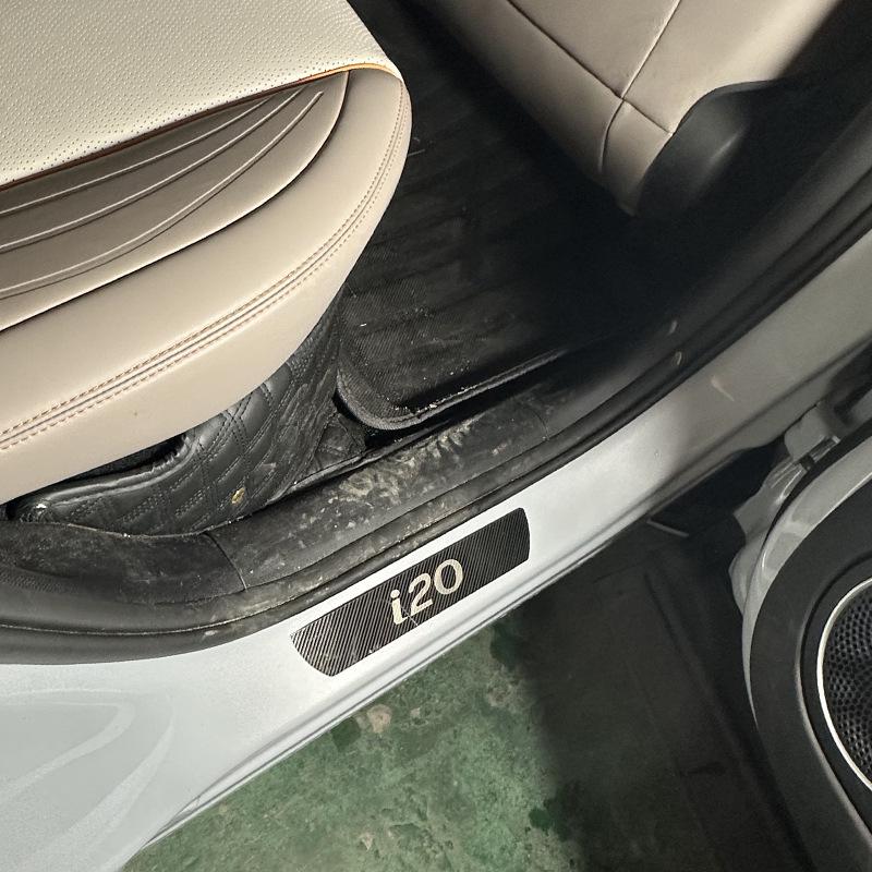 Hyundai i20 Stal nierdzewna Nakładki na progi, Naklejki antypoślizgowe, Listwy ochronne przed zarysowaniem.
