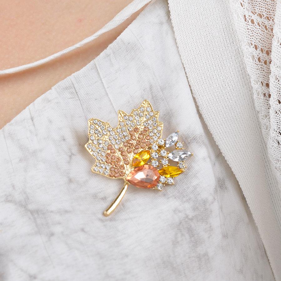 Exquisite Zirkon-Ahornblatt-Broschen für Damen, luxuriöser Strass-Pflanzen-Corsage-Schmuck für Kleider, Jacken und Partys