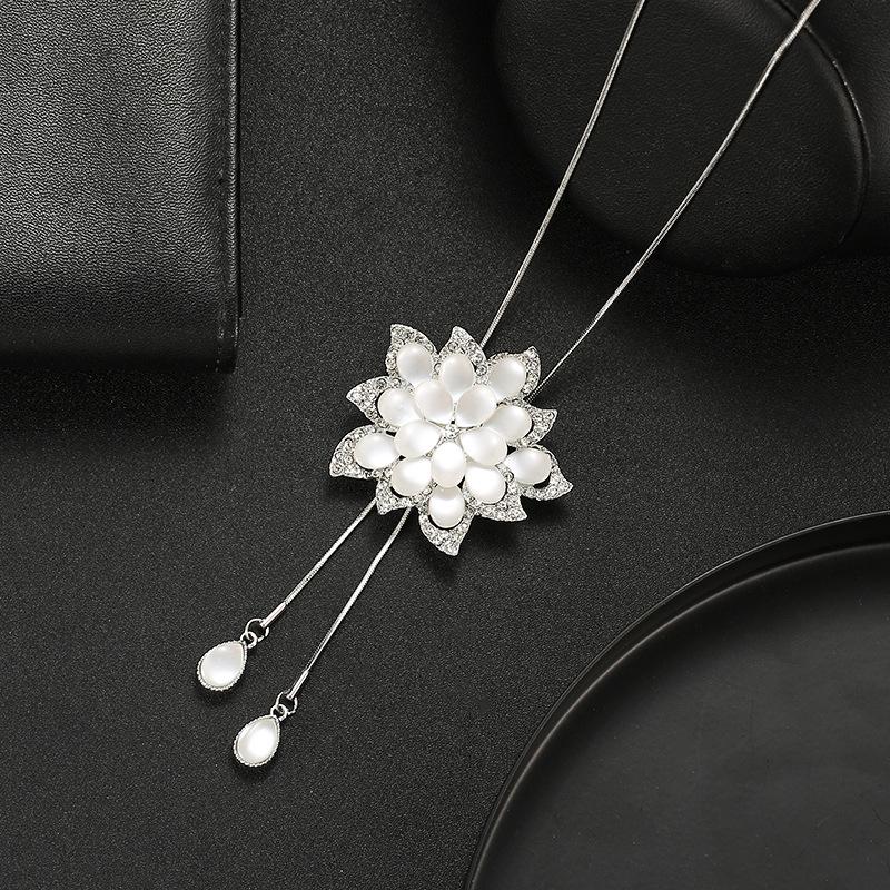 Luxury Non-Fading Korean Fashion Sweater Necklace: Autumn/Winter Women's Niche Design Pendant