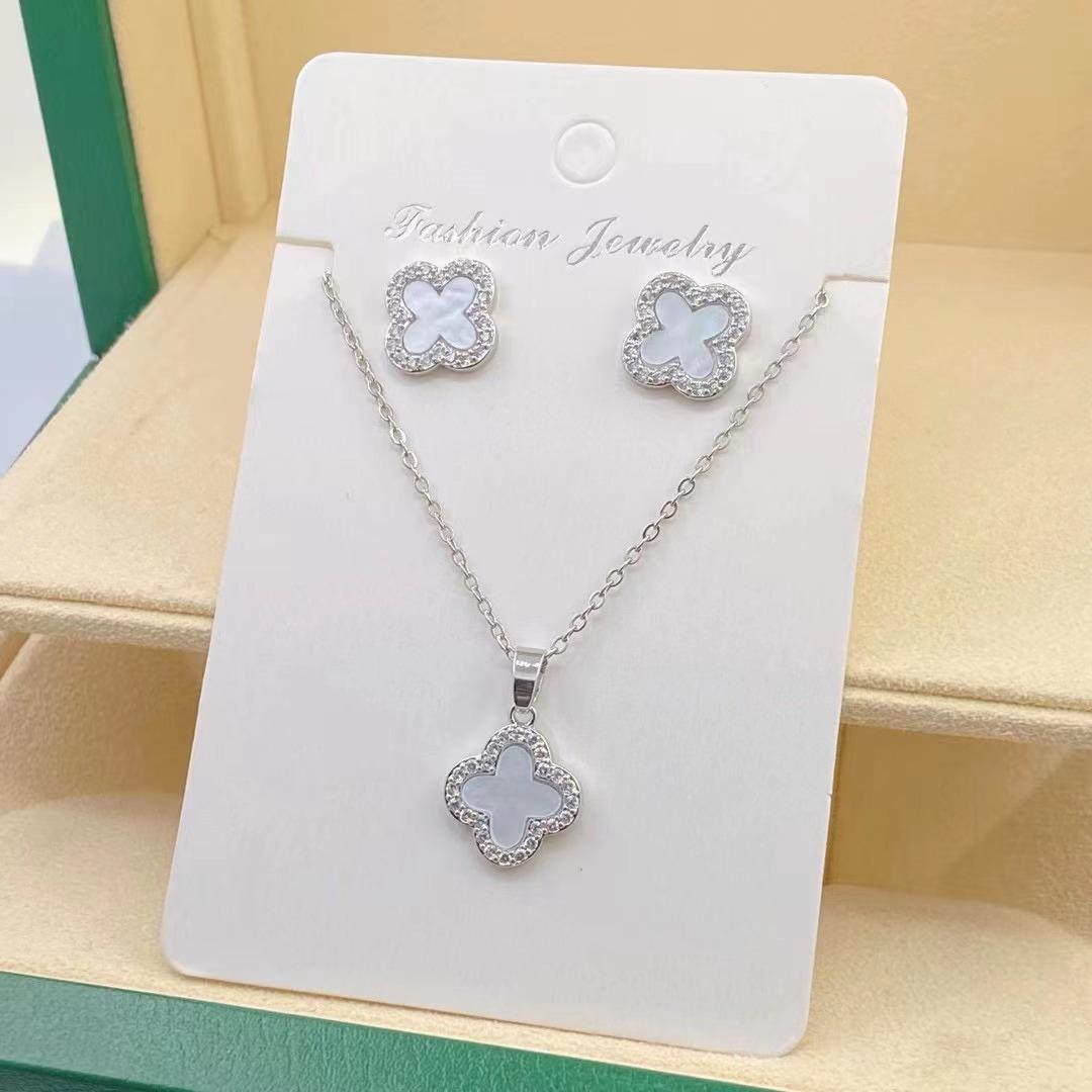 

2 шт. медного покрытия из настоящего золота с микро-инкрустацией в виде четырехлистного клевера белого цвета, маленький свежий универсальный комплект из серег и ожерелья