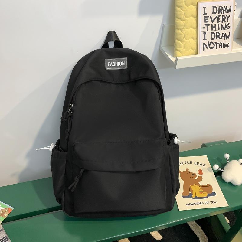 The schoolbag is fresh and sweet, and the solid color is versatile and simple. The schoolbag for junior high school students is light