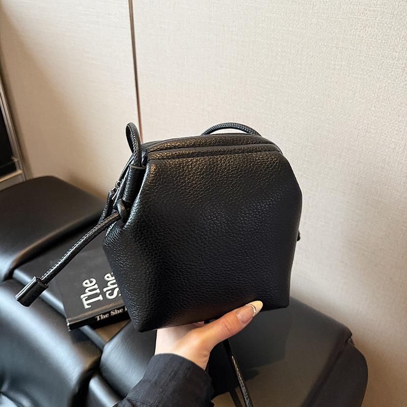 

Сегодняшние популярные маленькие сумки для женской летней новой моды, нишевые дизайнерские сумки-мессенджеры, сумки-ведра чёрный