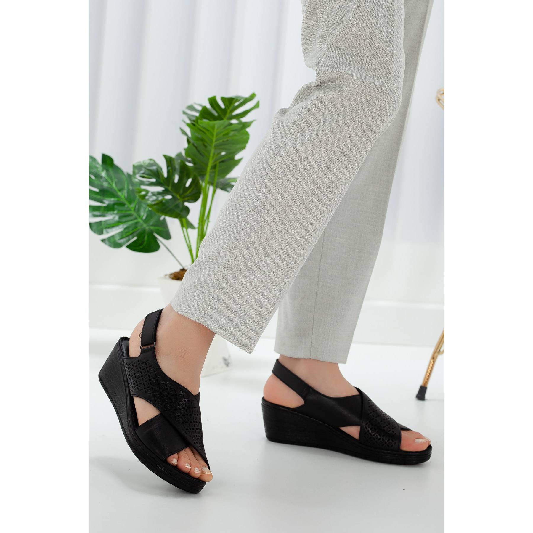 

Женские черные босоножки на танкетке из натуральной кожи Y Comfort Casual Quality Style Легкие сандалии
