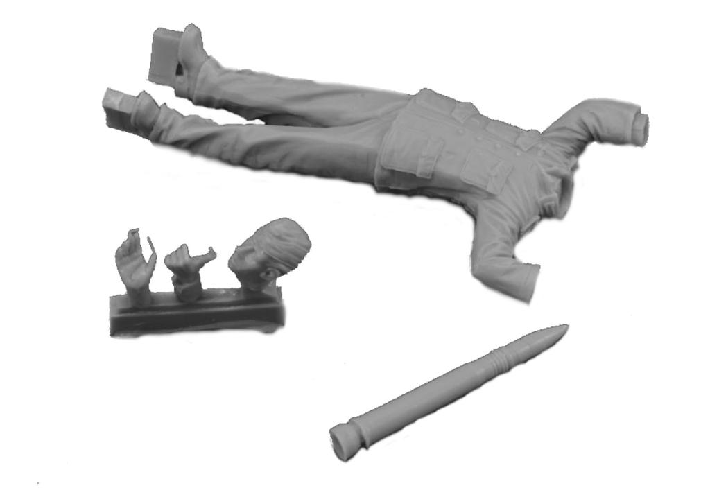 Royal Model 135 WWII Germany Soldier During Ammunition Resupply Resin Kit RM1120 (Figure)