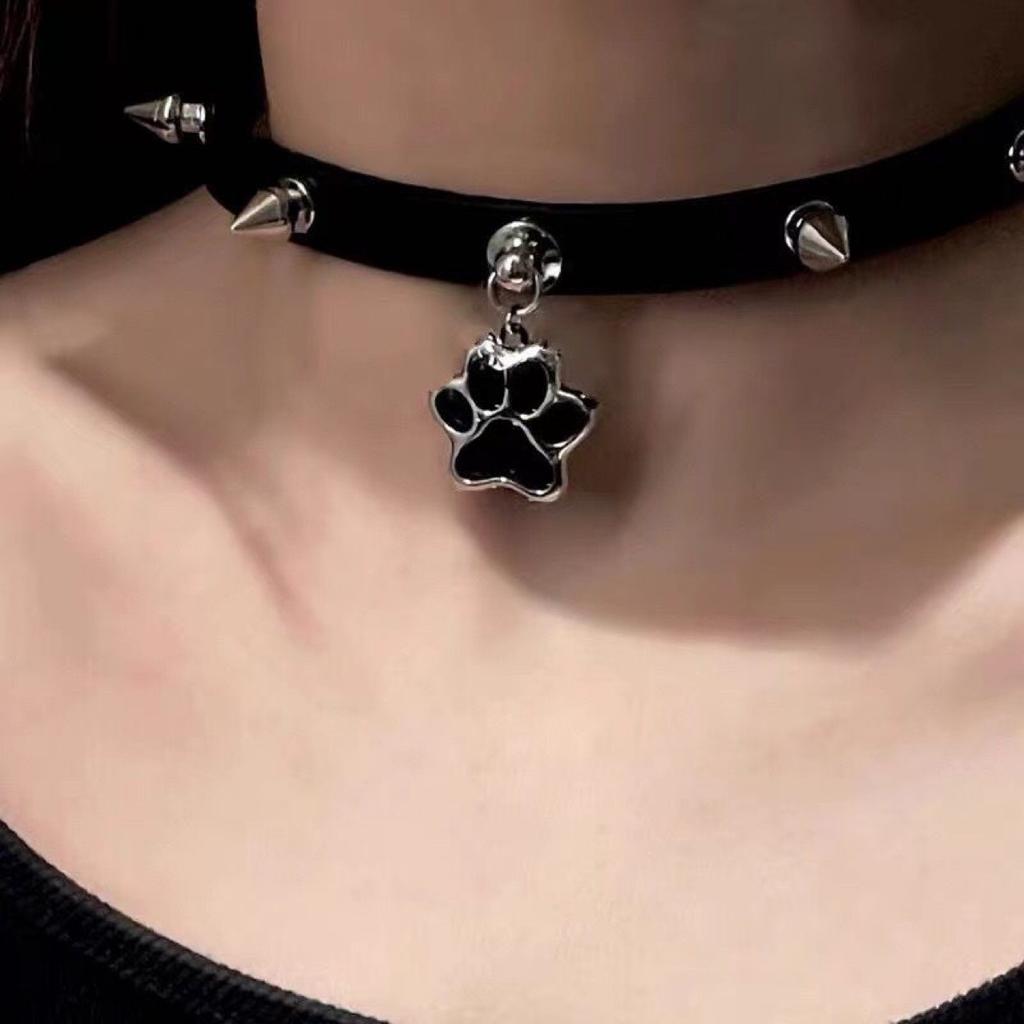 Subculture Punk Leather Cat Paw Chokers Black Vintage Studs Pendant Necklace Versatile Adjustable Collar Choker for Cosplay
