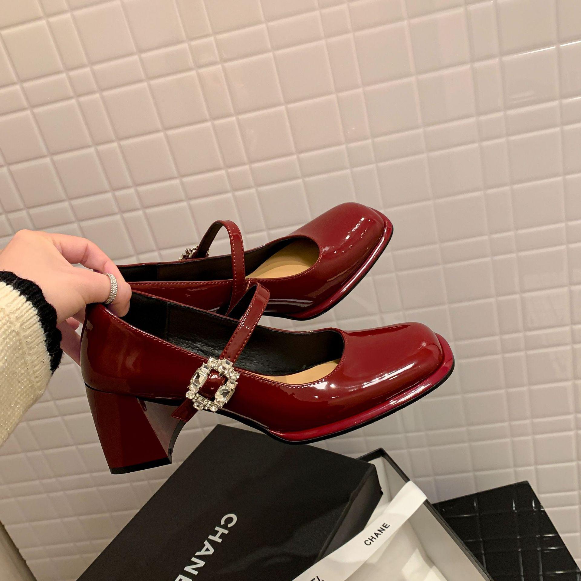 

Spring 2025 French patent leather square head thick heel high heels women s one-button Mary Jane shoes Korean version of all-match single shoes 39 бордовый